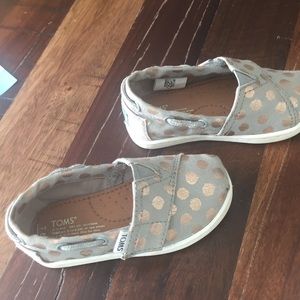 Toms toddler gray and gold polka dot size 6